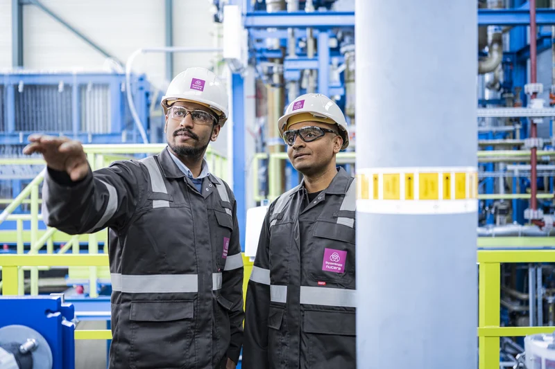 thyssenkrupp nucera employees at electrolyzer