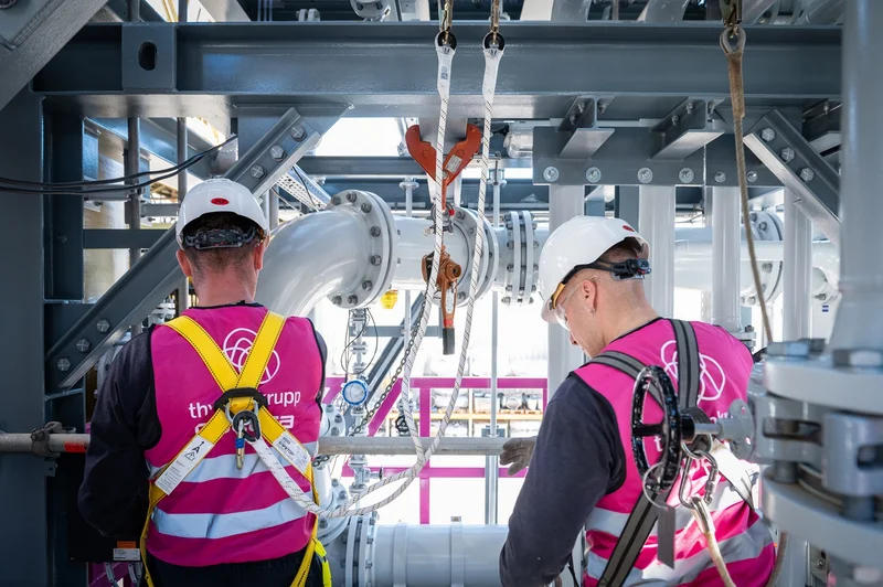 Service workers with scalum electrolysis unit